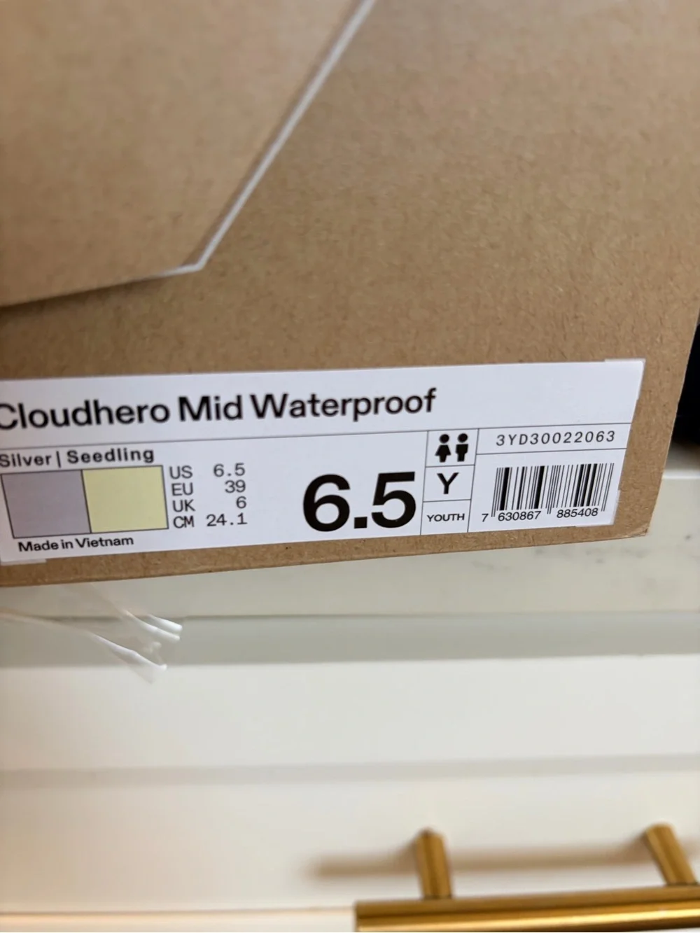 On Cloud Cloudhero Mid-Top Sneakers in Light Gray and Pale Yellow